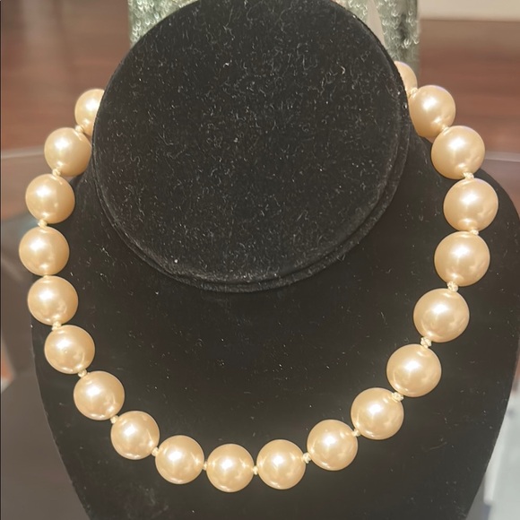 Elegant Cream Pearl Necklace!! Classy is never loud!! - Picture 2 of 4